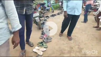 కమలాపూర్: మర్రిపల్లిగూడెం సొసైటీ వద్ద యూరియా కోసం రైతులు పడిగాపులు గాస్తున్నారు. రైతులు