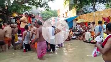 बक्सर: पितृपक्ष में रामरेखा घाट पर उमड़ी भीड़, लोगों ने पूर्वजों की शांति के लिए किया तर्पण