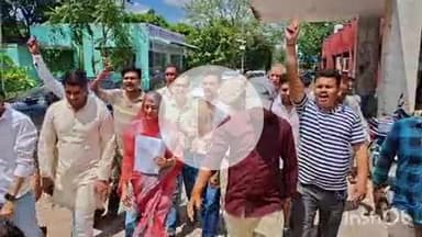 धौलपुर: कलेक्ट्रेट और पुलिस अधीक्षक कार्यालय पर कांस्टेबल संदीप शर्मा को शहीद का दर्जा देने की मांग तेज