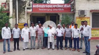 पूरनपुर: ब्लॉक में खंड विकास अधिकारी के न होने से विकास कार्य ठप, प्रधानों ने किया विरोध प्रदर्शन