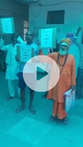 राजातालाब: राजातालाब तहसील परिसर में अवैध कब्जे को लेकर ग्रामीणों ने किया प्रदर्शन