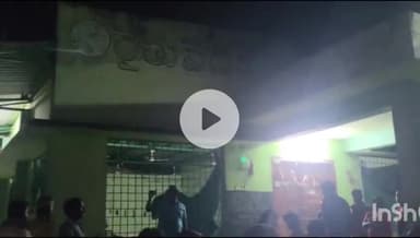 నెక్కొండ: నెక్కొండ లో యూరియా కోసం రైతుల జాగారం  గ్రామ రైతు వేదిక వద్ద ఘటన