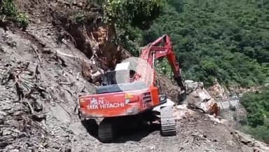 चिन्यालीसौड़: नालूपानी के पास गंगोत्री हाईवे अभी भी वाहनों की आवाजाही के लिए नहीं खुल पाया, हाईवे खोलने का कार्य लगातार जारी है