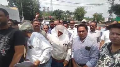 सागर नगर: ट्रेड यूनियन व्यापारी संघ ने कलेक्टर को ज्ञापन सौंपा, ट्रेड लाइसेंस का विरोध जताया