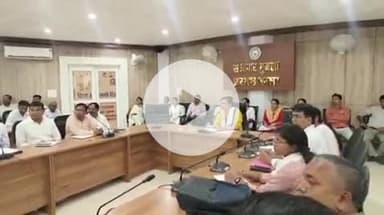 गुमला: स्कूलों में सिलेबस पूरा न होने और अनुपस्थित शिक्षकों को डीसी ने लगाई फटकार