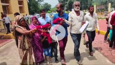 सागर नगर: पड़ोसी ने जगह पर किया कब्जा, आवास नहीं बन पा रहा, सुनवाई न होने पर परिवार गुलाब के फूल लेकर पहुंचा कलेक्ट्रेट