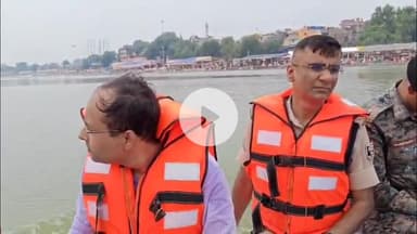 गया टाउन सीडी ब्लॉक: गया: डीएम और एसएसपी ने पितृपक्ष मेला क्षेत्र में फल्गु नदी किनारे तैनात SDRF टीम के कार्यों का लिया जायजा, दिए निर्देश