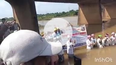 जगदलपुर: बस्तर जिले के एनएचएम कर्मचारियों ने 10 सूत्रीय मांग को लेकर इंद्रावती नदी में किया जल सत्याग्रह