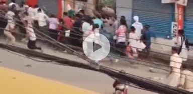 पटना ग्रामीण: डाक बंगला चौराहे पर शिक्षक अभ्यर्थियों पर लाठीचार्ज, पुलिस ने दौड़ा-दौड़ा कर पीटा, एक महिला अभ्यर्थी बेहोश