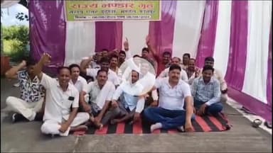 इटावा: सदर इलाक़े के सराय एशर में राज्य भंडारण इटावा केंद्र पर कर्मचारियों ने कार्य बहिष्कार कर जमकर नारेबाजी की