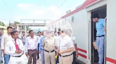 बाड़मेर: जोधपुर रेलवे के डीआरएम अनुराग त्रिपाठी और रेलवे के अधिकारियों ने बाड़मेर के दौरे पर शहीदों को किया याद