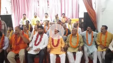 झांसी: सिद्धेश्वर मंदिर में आचार्य हरिओम पाठक की अध्यक्षता में दुर्गा उत्सव महासमिति के नए पदाधिकारियों का चयन हुआ