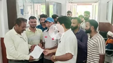 रामपुर: मंगलवार को कलेक्ट्रेट में गांव अलीगंज बेनज़ीर के छात्रों ने पुस्तकालय की मांग को लेकर प्रदर्शन कर ज्ञापन सौंपा