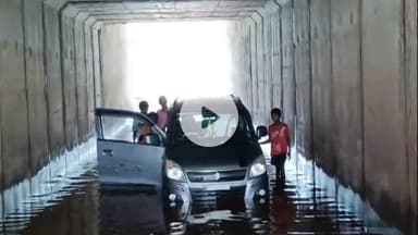 लोहरदगा: रेलवे अंडरपास में जलजमाव से फंसा वाहन, यात्री हुए बेहाल