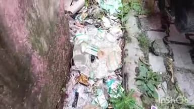 औरैया: शहर स्थित 50 शैया अस्पताल बना शराबियों का अड्डा, सफाई व्यवस्था पर उठे सवाल, कूड़े के ढेर में मिली शराब की खाली बोतलें