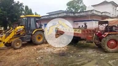 शिवसागर: शिवसागर प्रखंड मुख्यालय के परिसर में प्रशासन का बुलडोजर चला, जर्जर भवनों को किया गया ध्वस्त