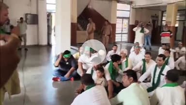 मुज़फ्फरनगर: विकास भवन में भाकियू का हल्ला बोल, ट्रांसफार्मर शिफ्टिंग में लापरवाही पर भड़के किसान, प्रशासन को दी तालाबंदी की चेतावनी