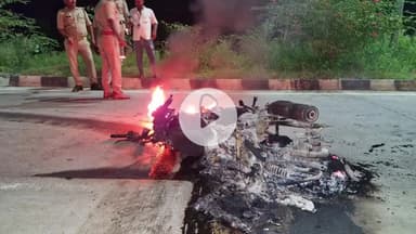 जौनपुर: वाराणसी-लखनऊ राजमार्ग पर हौज तिराहे के पास हादसे में पल्सर बाइक हुई राख