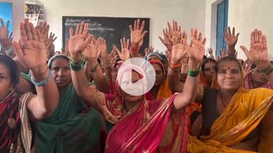 मझौलिया: मझौलिया बैठनिया गांव में तेज बारिश में भी दिखा महिलाओं का उत्साह, महिला रोजगार योजना से जुड़ने उमड़ी भीड़