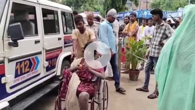 आरा: निर्मलपुर गांव में जख्मी लावारिस महिला को वार्ड सदस्य मनीष सिंह और पुलिस की मदद से सदर अस्पताल में भर्ती कराया गया