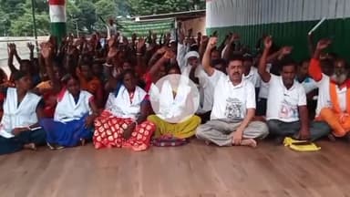 पीरटांड: गिरिडीह में यूनियन बैंक द्वारा खाताधारकों के खाते फ्रीज करने के विरोध में किसान जनता पार्टी का झंडा मैदान में धरना