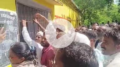 पिछोर में खाद संकट: पुलिस के आगे हाथ जोड़कर टोकन मांगते दिखे किसान