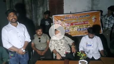 झांसी: विश्व हिंदू महासंघ व सेवार्थ रथ ने डेली गांव की आदिवासी बस्ती में राष्ट्र संत की पुण्यतिथि पर महिलाओं को दी साड़ी