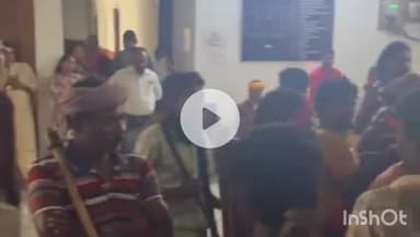 जगदलपुर: बस्तर दशहरे के लिए लकड़ी काटने से रोका गया, ग्रामीणों ने डिप्टी रेंजर को हटाने की मांग को लेकर तहसील कार्यालय में प्रदर्शन किया