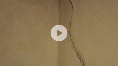 झंडूता: झंडूता के दोकडू गांव में भारी बारिश से मकान और गौशाला में दरारें, परिवार दहशत में