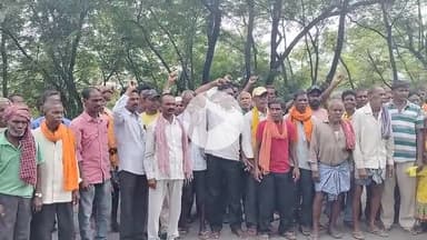 पतरातू: गिद्दी सी रोड सेल में कार्यरत मजदूरों को वेतन नहीं मिलने पर मैनुअल लोडिंग की मांग कर विरोध प्रदर्शन #jansamasya