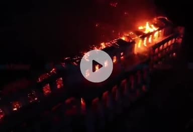 काठमांडू में नेपाल सरकार का पूरा  सचिवालय फूंक दिया गया।

#NepalCrisis #Kathmandu #Nepal