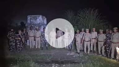 कलीनगर: नेपाल में हिंसा के बाद इंडो-नेपाल बॉर्डर पर पुलिस और SSB की टीम ने की पैदल गश्त