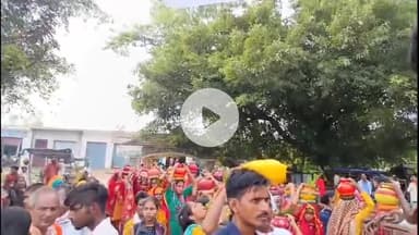 बड़ागांव में भागवत कथा से पहले निकाली गई भव्य कलशयात्रा महिलाओं ने पूजा अर्चना के साथ पवित्र कलशों में भरा जल।