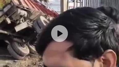 देहरादून: मोहब्बेवाला में अनियंत्रित ट्रक फोर्ड शोरूम में घुसा, दीवार तोड़कर अंदर खड़ी गाड़ियों को किया चकनाचूर