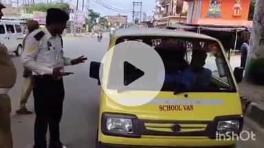 औरैया: औरैया यातायात पुलिस ने स्कूली बच्चों की सुरक्षा के लिए सख्ती दिखाई, चौराहों पर चैकिंग कर 70 वाहनों का काटा चालान