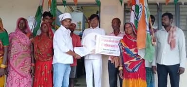 सुपौल: गढ़ बरूआरी रेलवे स्टेशन पर युवा कांग्रेस का प्रदर्शन, 6 सूत्री मांगों को लेकर रेल अधीक्षक को सौंपा ज्ञापन