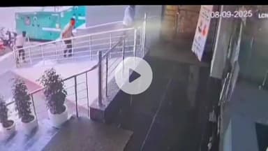 झांसी: मुंह में कपड़ा बांधकर संजीवनी अस्पताल में दाखिल हुए युवक ने डॉक्टर के चेंबर में घुसकर की मारपीट, वीडियो हुआ वायरल