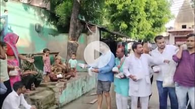 मथुरा: जनपद मथुरा में बाढ़ पीड़ित लोगों के लिए कांग्रेस ने चलाई प्रियंका रसोई, भाजपा विधायक ने तले समोसा बांटी सामग्री