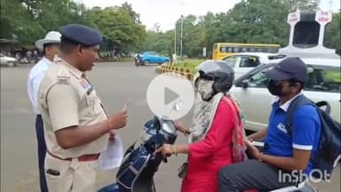 दुर्ग: दुर्ग यातायात पुलिस ने मंगलवार सुबह ग्लोब चौक पर हेलमेट जागरूकता अभियान चलाया