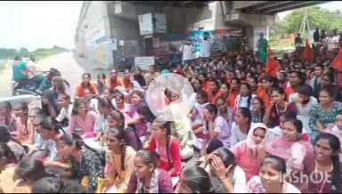 హసన్​పర్తి: చింతగట్టు ఫ్లైఓవర్ బ్రిడ్జి వద్ద ఏబీవీపి ఆధ్వర్యంలో ధర్నా ఫీజు రియంబర్స్మెంట్ స్కాలర్షిప్ విడుదల చేయాలని డిమాండ్