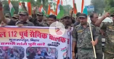 पटना ग्रामीण: डायल 112 पूर्व सैनिक चालक संघ ने हाथों में तिरंगा लेकर किया प्रदर्शन, गर्दनीबाग से कारगिल चौक तक निकाला मार्च