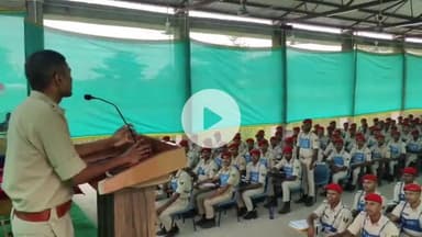 आरा: भोजपुर एसपी ने पुलिस ट्रेनिंग ले रहे सिपाहियों के बीच पहुंचकर साझा किए अनुभव, बताया पब्लिक से कैसे करें व्यवहार