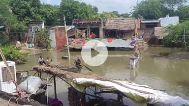ग्राम तोड़ा गांव हुआ जलमग्न यमुना नदी खतरे के निशान से 1 मीटर ऊपर बहने से तोड़ा गांव चपेट में आया ग्रामवासी बेवस