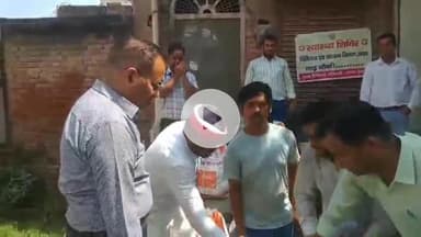 इटावा: सदर इलाके में बाढ़ प्रभावित परिवारों को डीएम ने राहत सामग्री एवं दवा वितरित की, कहा- दोपहर बाद से कम होने लगेगा जलस्तर