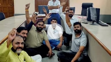 झालरापाटन: नगरपालिका में शहर चलो अभियान कैम्प में अधिकारियों के नहीं आने पर पार्षदों और पालिक उपाध्यक्ष ने किया प्रदर्शन