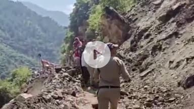 चिन्यालीसौड़: यातायात पुलिस ने जोखिम के साथ गर्भवती महिला को नालूपानी भूस्खलन जोन से स्ट्रेचर पर पार कर जिला चिकित्सालय भेजा