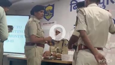 नवादा: एसपी ऑफिस में प्रेस वार्ता, आपराधिक घटना टली, पुलिस ने 4 अपराधियों को किया गिरफ्तार, देशी कट्टा और 10 जिंदा कारतूस बरामद