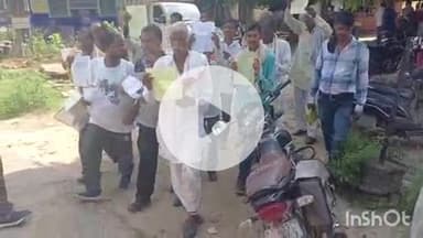 धौलपुर: कलेक्ट्रेट पर ग्रामीणों ने जिला कलेक्टर को ज्ञापन सौंपा