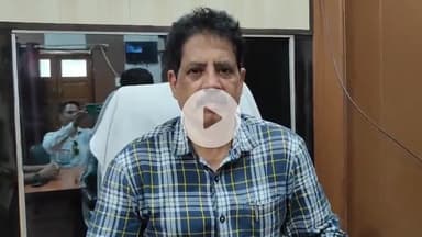 बिधूना: ऐरवा कटरा क्षेत्र में आवारा गोवंशों को पकड़ने का अभियान जारी, जानकारी देते खंड विकास अधिकारी संजीव पाण्डेय