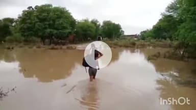 बटियागढ़: तालगांव मार्ग पर कीचड़ से ग्रामीण परेशान, जलभराव के कारण छात्रा को कंधे पर ले जाने का वीडियो वायरल